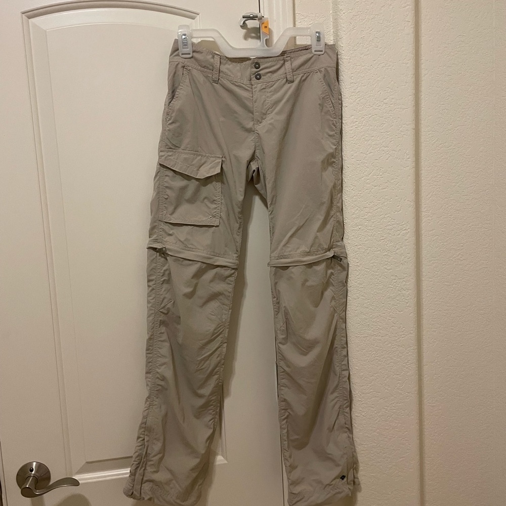 Columbia Sport convertible cargo pants. Size 4 regular khaki. RUNS SMALL.
